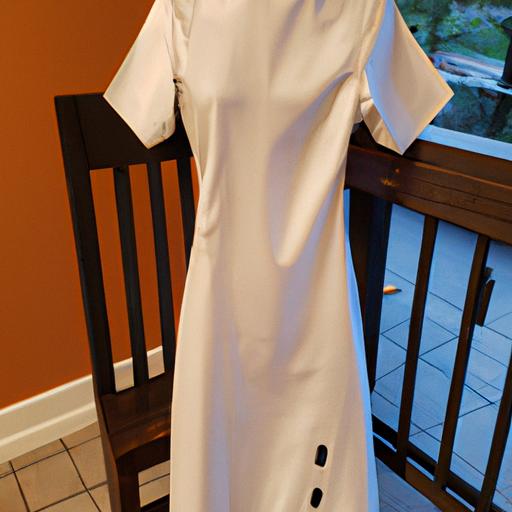 Mẫu áo dài trắng đơn giản nhưng sang trọng với cổ áo mandarin và phom dáng ôm sát