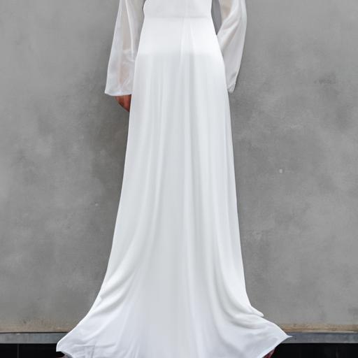 Mẫu áo dài trắng lấp lánh với lớp vải mỏng phủ lên và phom dáng dài đến chân