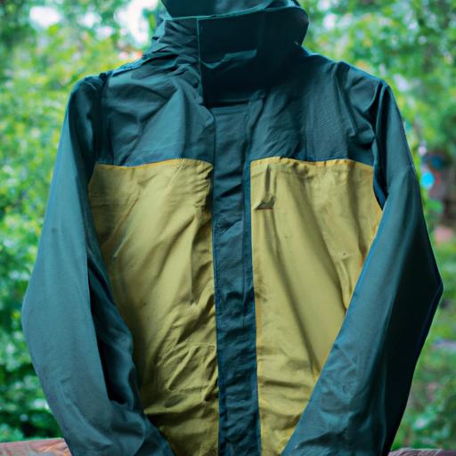 Một chiếc áo khoác nam chống nước cho các hoạt động ngoài trời.
