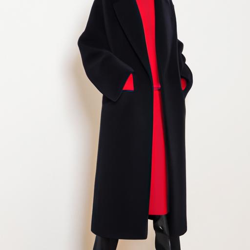 Một chiếc áo len dài màu đỏ kết hợp với chiếc áo len cổ cao màu đen và quần đen.
