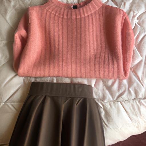 Chiếc áo len hồng này sẽ phù hợp với chân váy màu gì?