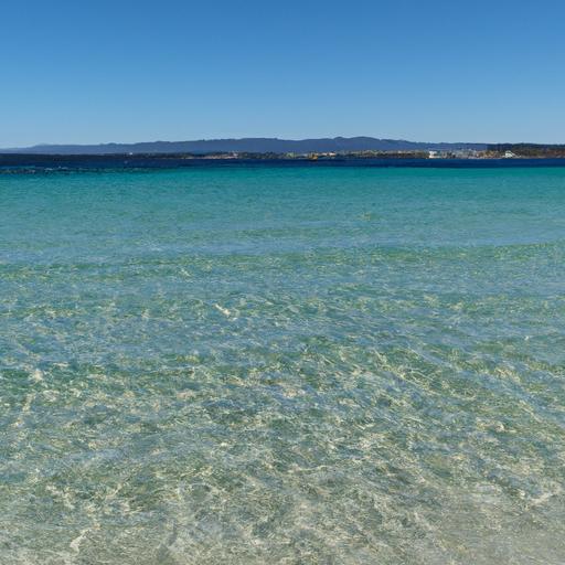 Bãi biển đẹp như tranh với nước biển trong xanh và cát trắng tinh ở miền nam nước Pháp