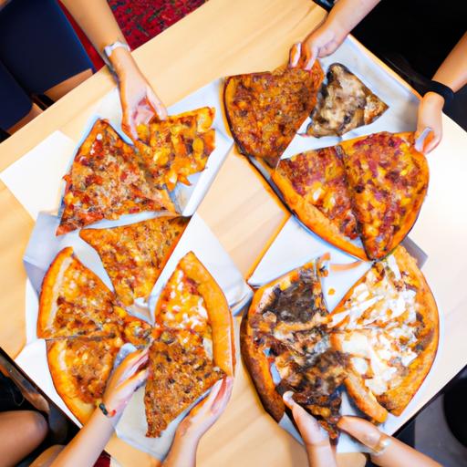 Bạn bè vui vẻ chia sẻ hai chiếc pizza với nhiều hương vị khác nhau