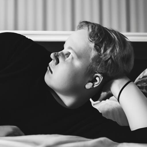 Bức ảnh đen trắng của một người nằm trên giường, nhìn về phía xa với biểu cảm trang nghiêm.