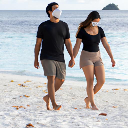 Cặp đôi đi bộ tay trong tay trên bãi biển với khẩu trang