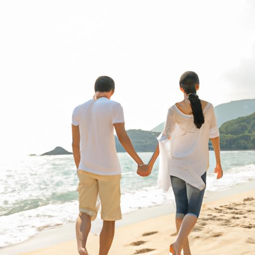 Cặp đôi nắm tay nhau và đi bộ trên bãi biển