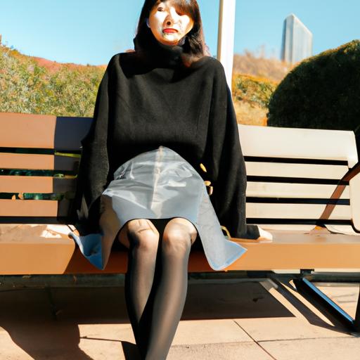 Chân váy chữ A denim kết hợp cùng áo len cổ cao đen tạo nên một outfit ấm áp và trẻ trung