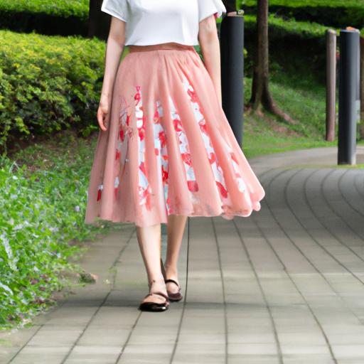 Chân váy chữ A hoa kết hợp cùng áo blouse hồng tạo nên một outfit dịu dàng và nữ tính