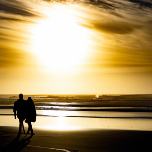 Đôi tình nhân đang cùng nhau đi bộ trên bãi biển vào hoàng hôn.