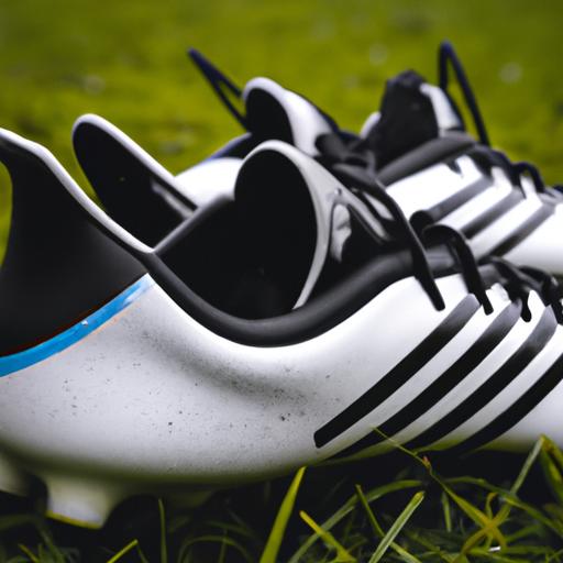 Gần cảnh giày đá banh Adidas trên sân cỏ xanh