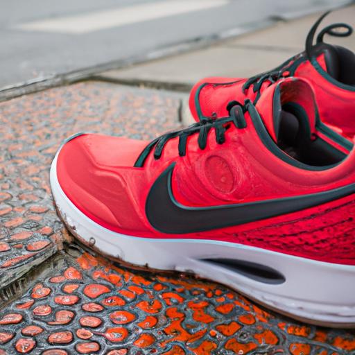 Giày chạy bộ nam Nike màu đen đỏ đầy năng lượng trên vỉa hè thành phố.