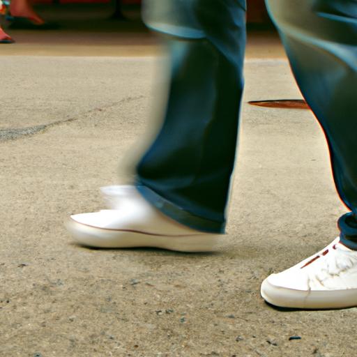 Giày sneaker trắng cùng quần ống loe xanh nhạt giúp bạn trông trẻ trung, năng động.