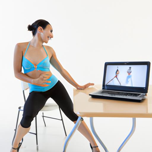 Một người phụ nữ ngồi tại bàn làm việc, xem video hướng dẫn nhảy trên máy tính xách tay của mình