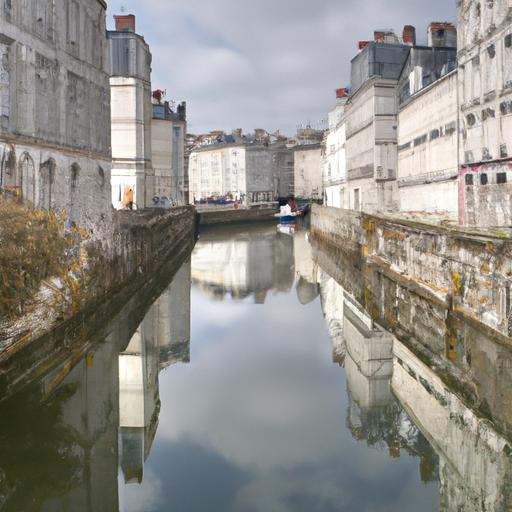 Kênh yên bình ở Nantes với các tòa nhà kiến trúc Pháp truyền thống