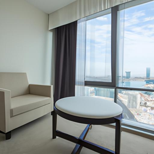 Phòng nghỉ sang trọng với tầm nhìn ra phố phường tại khách sạn sắc màu Kim Đồng
