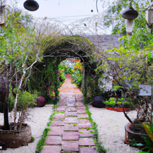 Lối đi trong sân vườn được trang trí đẹp mắt dẫn đến lối vào nhà hàng.