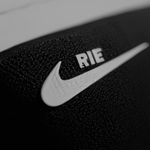 Một góc chụp gần logo swoosh đặc trưng của Nike Air Force 1 Real.