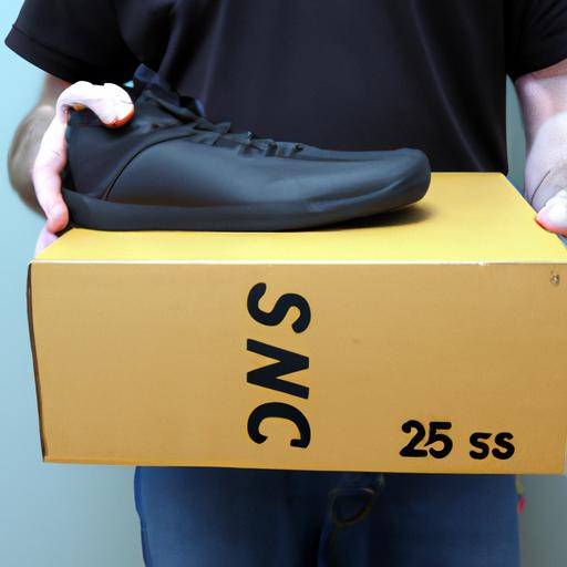 Một người đàn ông cầm hộp giày size 8 US.