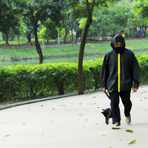 Nam thanh niên diện áo phao ba lỗ màu đen khi đi dạo chó ở công viên.