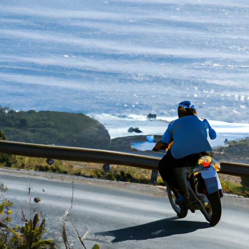 Người lái xe máy đi dạo trên con đường ven biển, phía sau là biển cả xanh ngắt
