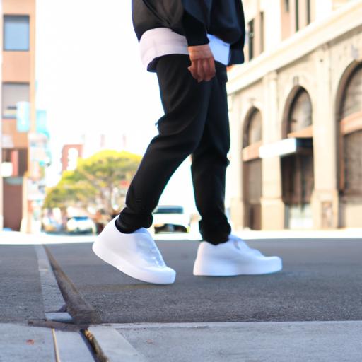 Một người đang đi bộ trên phố với đôi giày Nike Air Force 1 Real trên chân.