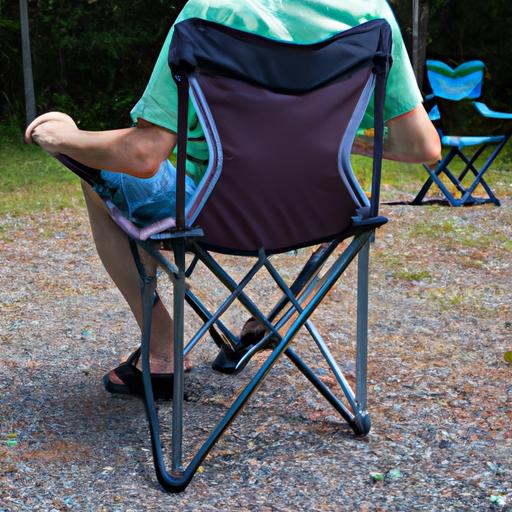 Một người ngồi trên ghế xếp nhỏ gọn tại khu cắm trại.