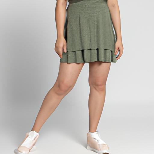 Một người phụ nữ trong chiếc váy ngắn với đôi sneakers phù hợp với phía dưới của váy.