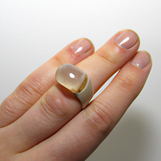 Nhẫn đeo ngón trỏ nữ phong cách vintage với đá quý lớn