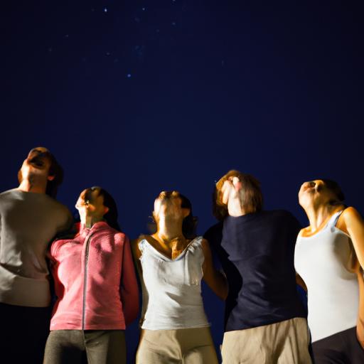 Nhóm bạn thưởng thức đêm trăng sao trên bầu trời đầy lãng mạn