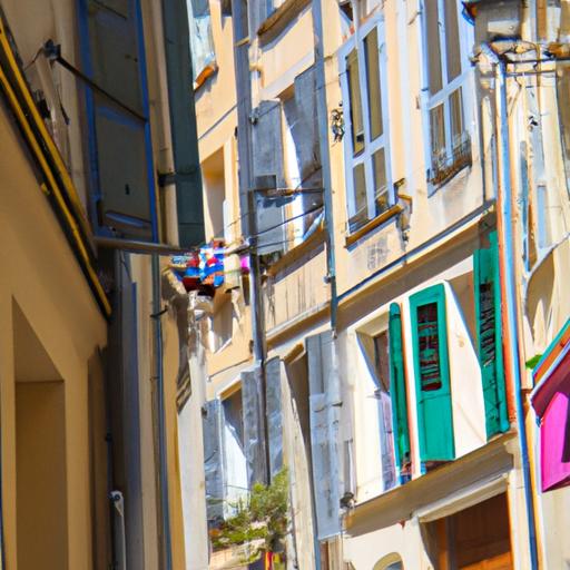 Phố phường đầy màu sắc tại một thành phố sầm uất ở miền nam nước Pháp