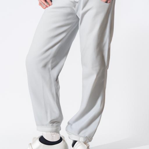 Phối đồ quần jean ống rộng với giày sneakers trắng cho nam giới