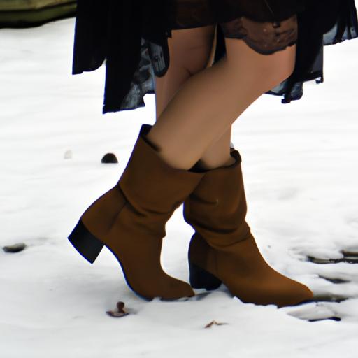 Cô gái phối đồ với boot cổ ngắn và váy mùa đông