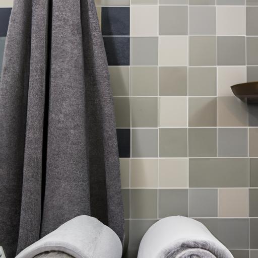 Phòng tắm sang trọng với gạch lát màu xám và khăn tắm màu xanh dương.