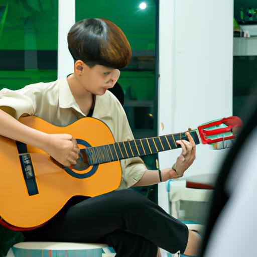Một sinh viên chơi đàn guitar trong phòng âm nhạc tại Ngôi trường thanh xuân