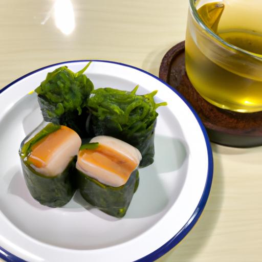Đĩa sushi kèm ly trà xanh được làm từ chiết xuất trà xanh.