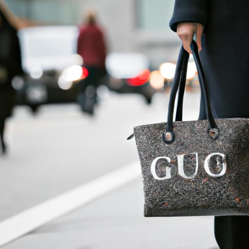 Túi đeo vai Gucci chính hãng với thiết kế sang trọng và tiện dụng cho những người thích phong cách thời trang đơn giản.